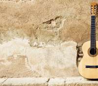 Guitarra Acústica en la pared wallpaper HD - thumbnail